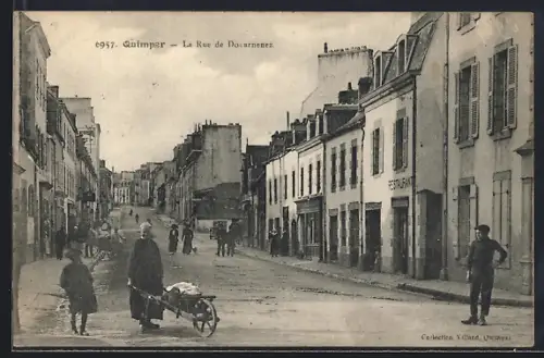 AK Quimper, La Rue de Douarnenez avec des passants et un restaurant sur la droite