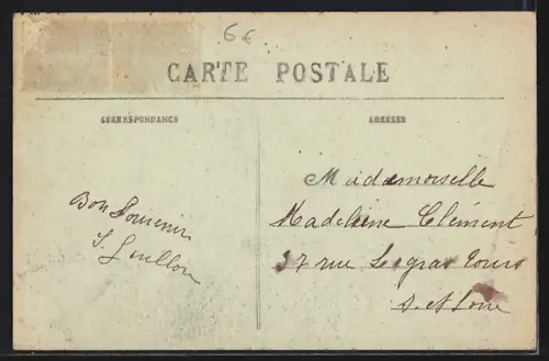 AK Quimper, La Rue de Douarnenez avec des passants et un restaurant sur la droite