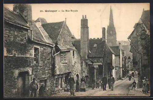 AK Quimper, La Rue Royale avec des habitants et la flèche de la cathédrale en arrière-plan