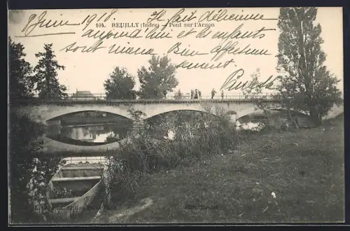 AK Reuilly /Indre, Pont sur l`Arnon avec barque et promeneurs sur le pont