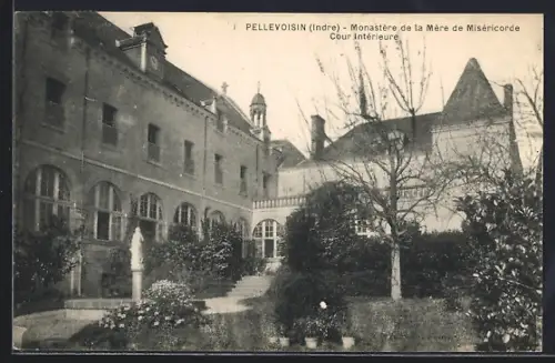 AK Pellevoisin /Indre, Monastère de la Mère de Miséricorde, Cour intérieure