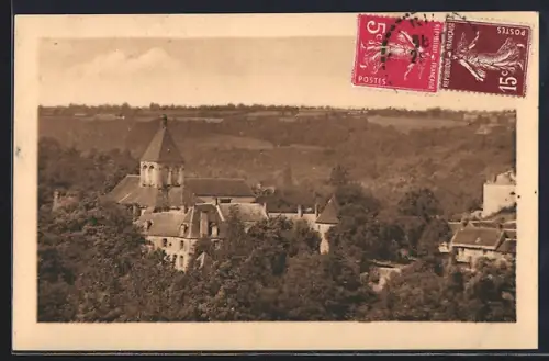 AK Gargilesse /Indre, Le village avec vue sur les collines et les toits entourés de verdure