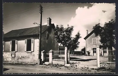 AK Meunet-Planches /Indre, L`école et la Mairie
