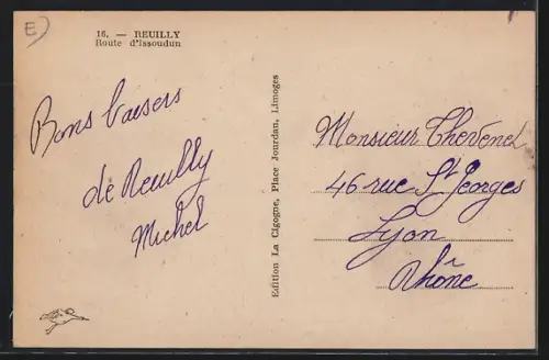 AK Reuilly, Route d`Issoudun avec voitures anciennes et maisons bordant la rue