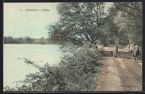 AK Pruniers, L`Étang et chemin bordé d`arbres avec promeneurs