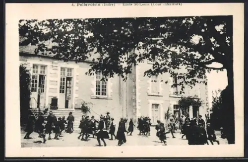 AK Pellevoisin /Indre, École St-Louis, Cour intérieure, avec des enfants jouant