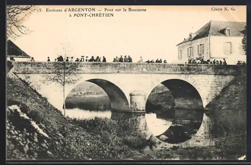 AK Pont-Chrétien, Pont sur la Bouzanne avec des passants