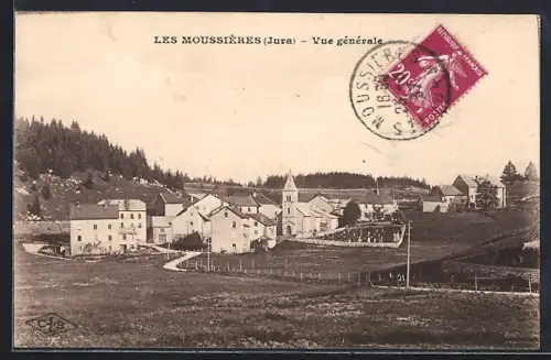 AK Les Moussières /Jura, Vue générale du village avec église et campagne environnante