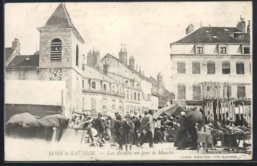 AK Lons-le-Saunier, Les Arcades un jour de Marché