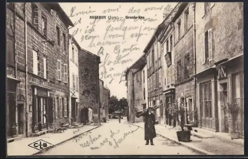 AK Nozeroy, Grande-Rue animée avec passants et bâtiments historiques