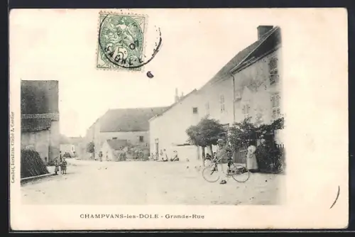 AK Champvans-lès-Dole, Grande-Rue animée avec passants et cycliste