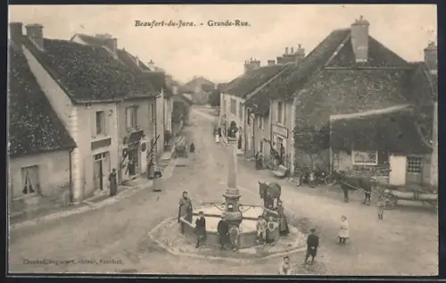 AK Beaufort-du-Jura, Grande-Rue avec fontaine et villageois animant la scène