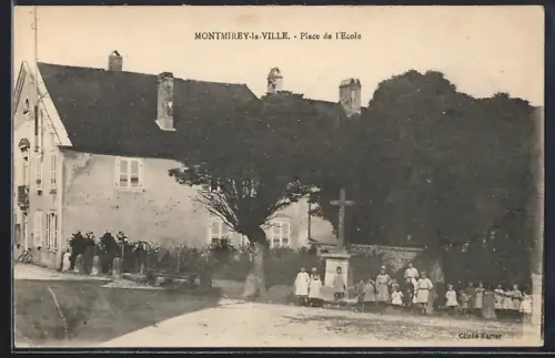 AK Montmirey-la-Ville, Place de l`École avec des enfants rassemblés devant un bâtiment et un monument