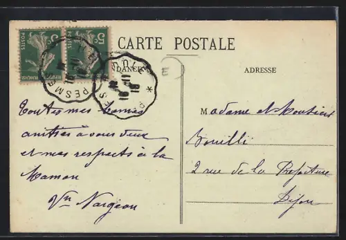 AK Montmirey-la-Ville, Place de l`École avec des enfants rassemblés devant un bâtiment et un monument