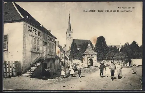 AK Moissey /Jura, Place de la Fontaine animée avec le Café du Commerce et vue de l`église