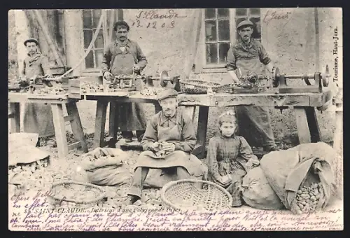 AK Saint-Claude, Intérieur d`une fabrique de pipes avec ouvriers et enfant