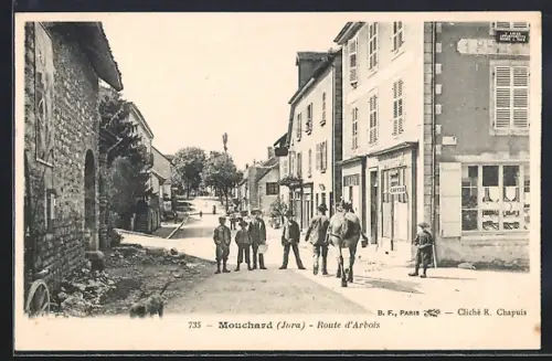 AK Mouchard /Jura, Route d`Arbois avec habitants et cheval