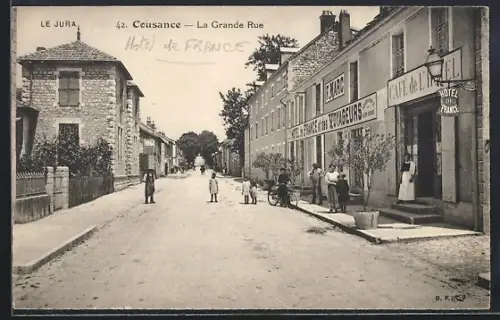 AK Cousance, La Grande Rue avec l`Hôtel de France et passants dans la rue animée