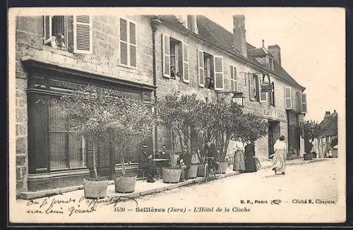 AK Sellières /Jura, L`Hôtel de la Cloche avec des passants devant l`entrée