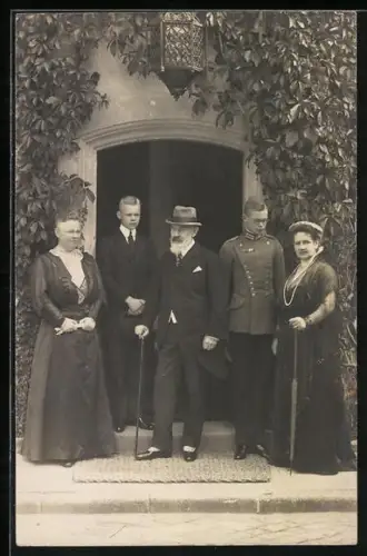 Foto-AK Gruppenbild mit König Wilhelm II. vor einem Haus