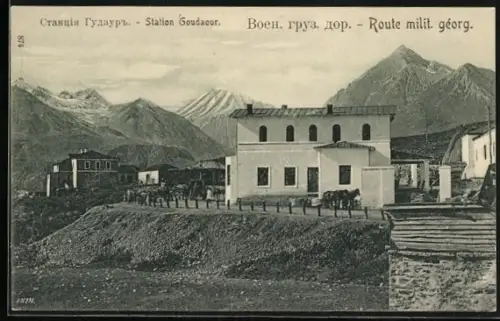 AK Station Goudaour, Strassenpartie mit Gebäuden und Blick auf das Gebirge