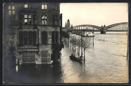 Foto-AK Köln a. Rh., Hochwasser 1919, Boot auf einer überfluteten Strasse