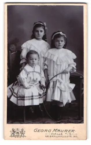Fotografie Georg Maurer, Halle, Gr. Brauhausstr. 30, Elsa, Grete und Georg Schierz als Kinder