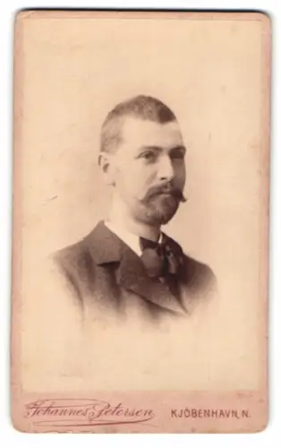 Fotografie Johannes Petersen, Kjøbenhavn, Nørrebrogade 12, Peter Engbert im Porträt