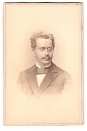 Fotografie Hanns Hanfstaengl, Berlin, Unter den Linden 59, Hermann Gock mit Brille