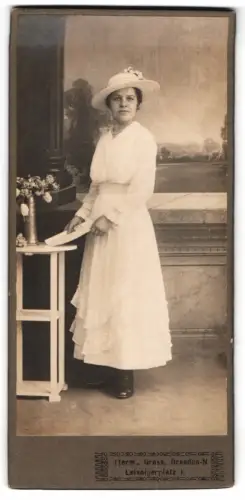 Fotografie Herm. Gross, Dresden-N., Leisnigerplatz 1, Dame in weissem Kleid mit Hut