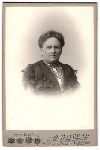 Fotografie B. Dittmar, Würzburg, Hofstrasse 8, Frau Risskalt im bestickten Kleid