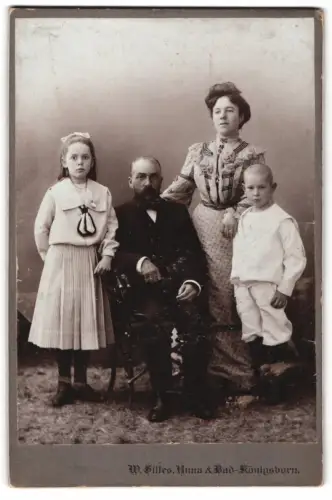 Fotografie W. Gilles, Unna, Familie Goebel mit zwei Kindern