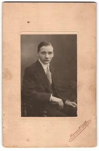 Fotografie Oscar Wink, Essen-Ruhr, Hans Miebach im Anzug