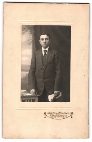 Fotografie Atelier Mentzen, Mülheim an der Ruhr, Eppinghoferstrasse 26, Albert Hoffmann im Anzug