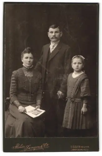 Fotografie Atelier Samson & Co., Essen-Ruhr, Limbeckerstr. 12, Paul und Berta Spiebach mit ihrer Tochter