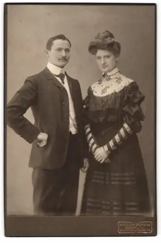 Fotografie Atelier Domzig, Sorau /N. L., Bahnhofstrasse 23, Else Marx mit ihrem Mann