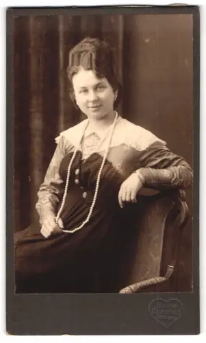 Fotografie Atelier Herzfeld, Dresden, Lotte mit Perlenkette