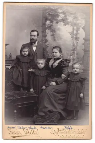 Fotografie Franz Gleitz, Neuhaldensleben, Hohenzollernstr. 26, Anni, Grete und Käte mit ihren Eltern