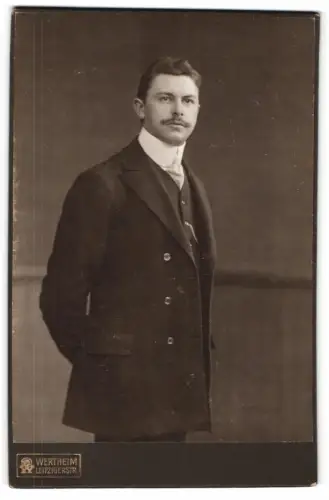 Fotografie Wertheim, Berlin, Leipzigerstr., T. Becker im Anzug