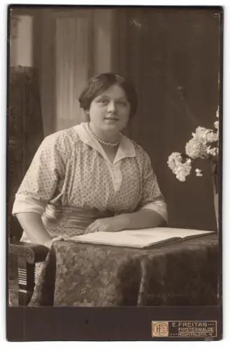 Fotografie E. Freitag, Finsterwalde, Hospitalstrasse 4, Elfriede Dietrich in gemustertem Kleid