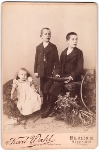 Fotografie Karl Wahl, Berlin, Badstr. 38-39, Alfred, Ernst und Erich Oleg als Kinder