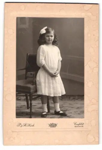Fotografie P. J. Koch, Crefeld, Rheinstrasse 32, Gretel Rohr im Jahr 1912