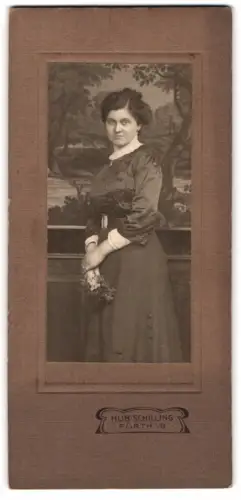 Fotografie Hub. Schilling, Fürth i.B., Albertine Gebhardt geb. Geisel im eleganten Kleid