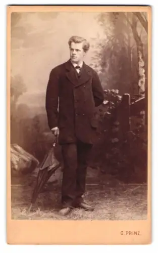 Fotografie Georg Prinz, Gossholz, Eleganter Herr mit Regenschirm