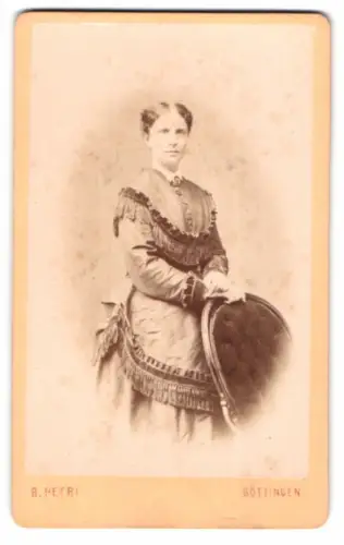 Fotografie B. Petri, Göttingen, Porträt einer Dame mit Stuhl