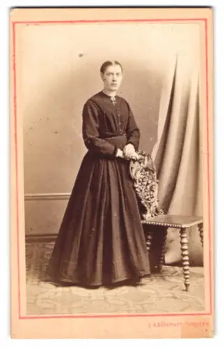 Fotografie J. A. Bödewadt, Tondern, Elegante Dame neben verziertem Stuhl