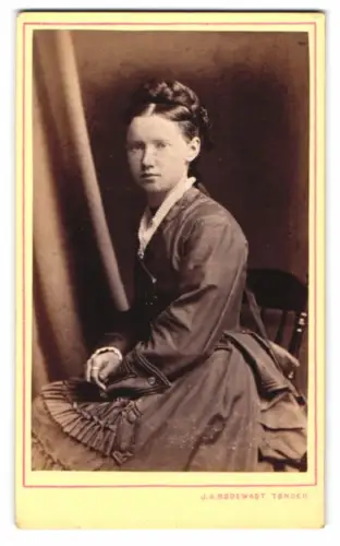 Fotografie J. A. Bødewadt, Tønder, Sitzende Dame im eleganten Kleid