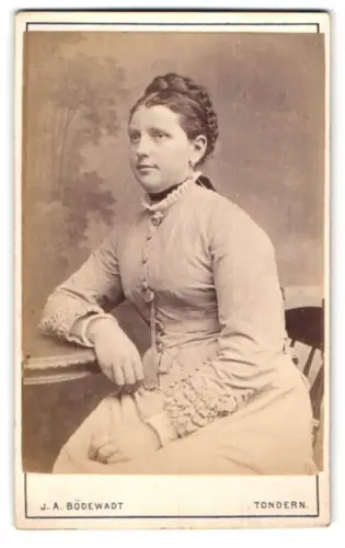 Fotografie J. A. Bödewadt, Tondern, Osterstrasse 40, Frau in elegantem Kleid am Tisch