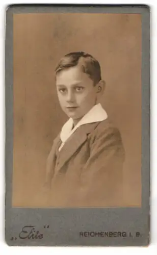 Fotografie Atelier Elite, Reichenberg, Junge in Anzug