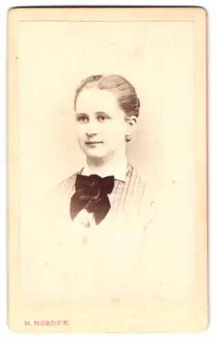 Fotografie H. Norden, Hamburg, Jungfernstieg 14, Porträt einer jungen Frau